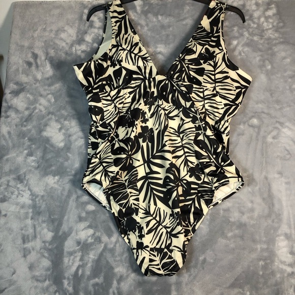 Lane Bryant No Wire Plunge Neck High Leg One Piece Swimsuit Black/White Size 22 - Picture 4 of 6
